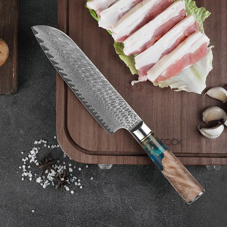 Cuchillo Santoku de Damasco con mango de resina azul de 7 "